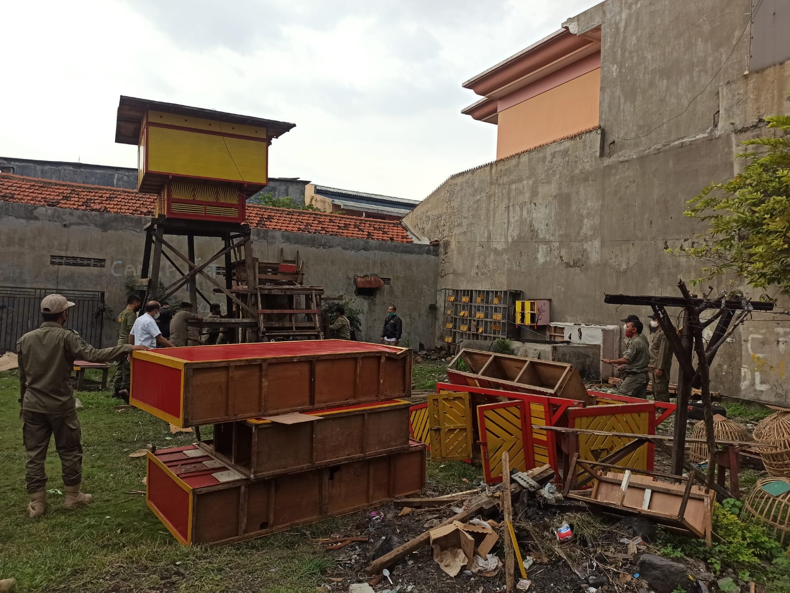Caption : Perobohan bakupon di Jl. Petemon