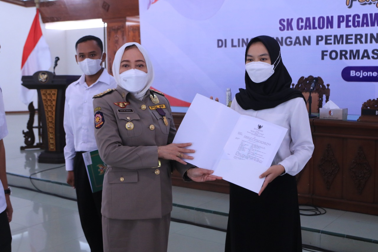 penyerahan SK Calon Pegawai CPNS di Lingkungan Pemkab Bojonegoro.