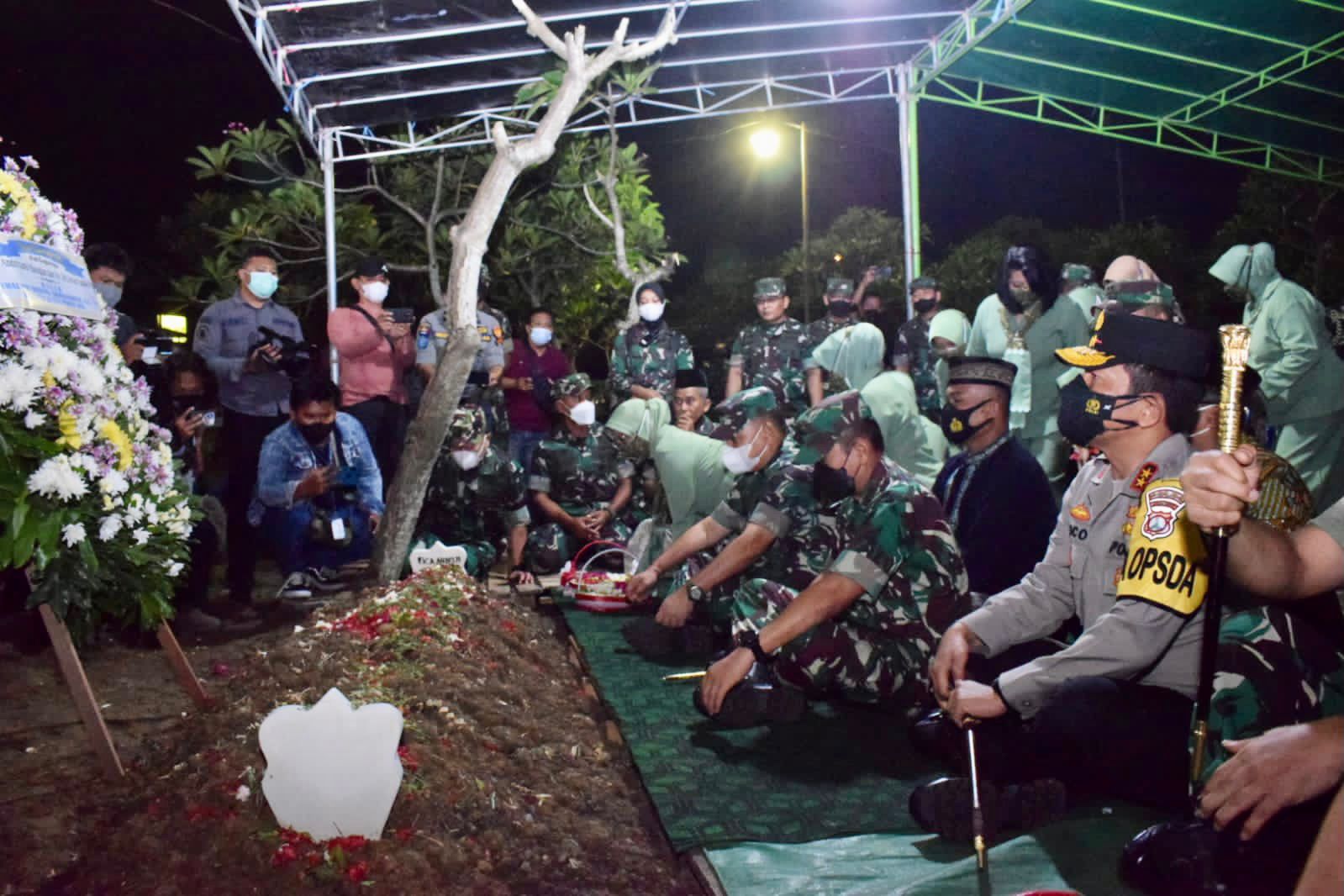 KASAD Jenderal TNI Dudung Abdurachman dan rombongan dari Mabes TNI AD, didampingi Pangdam V/Brawijaya Mayjen TNI Nurchahyanto , Kapolda Jawa Timur Takziah makam korban KKB