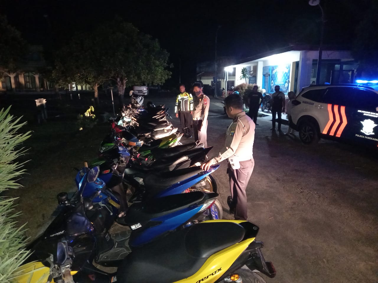 Puluhan kendaraan yang terjaring razia di Pamekasan