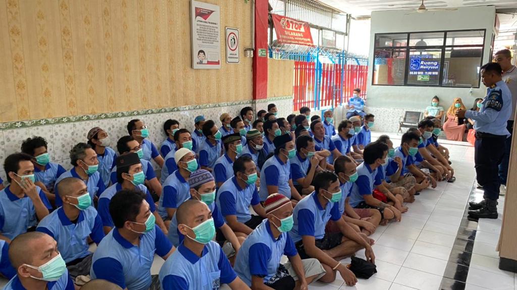 Petugas Lapas Sidoarjo memberikan penyuluhan kesehatan kepada warga binaan yang baru dilimpah dari Kejaksaan Negeri Sidoarjo
