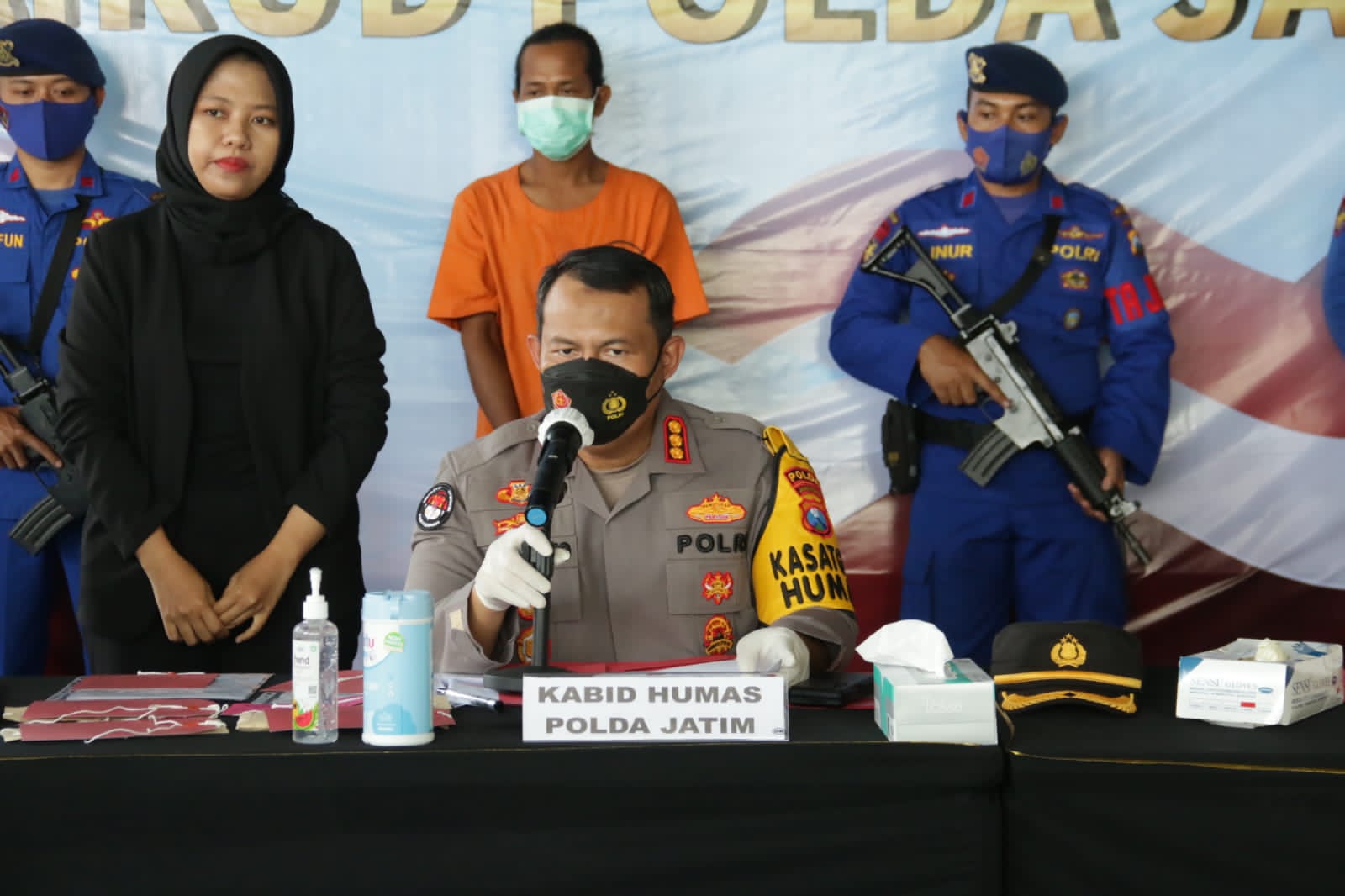 Kabid Humas Polda Jatim pamerkan pelaku penimbun BBM