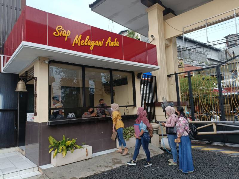 Sekelompok mama muda ketika melapor ke Polres Jember