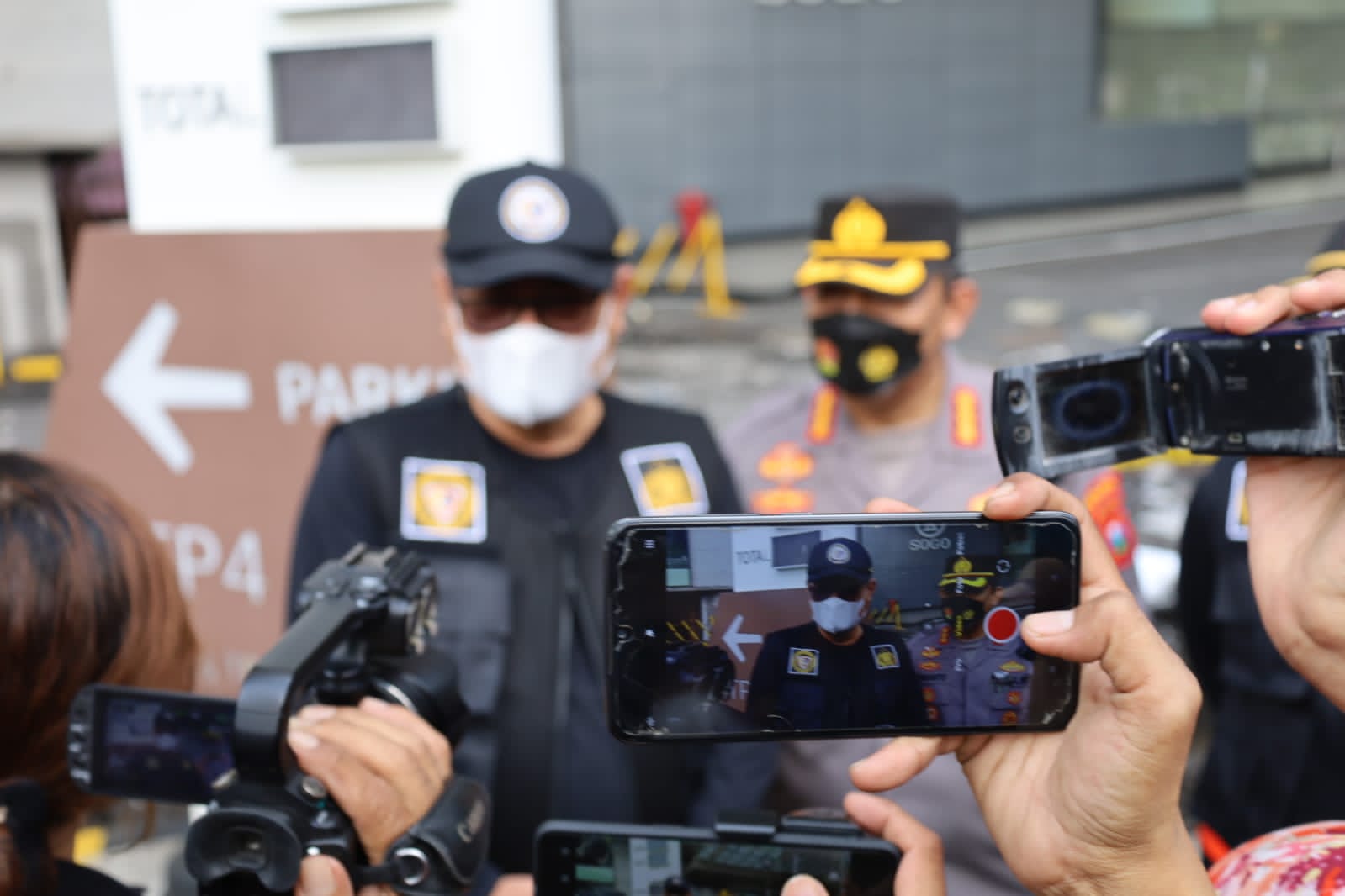 Tim labfor Polda Jatim olah TKP kebakaran Tunjungan Plaza