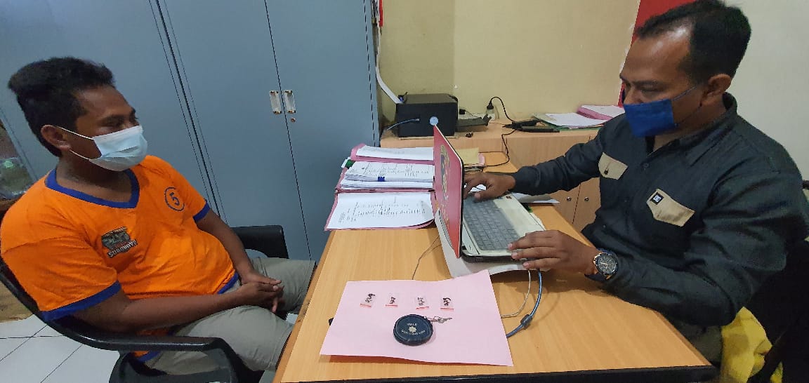 Pelaku penjual sabu saat jalani penyidikan Polsek Gubeng 