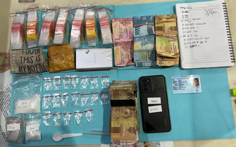 Barang bukti yang disita polisi dari pengedar narkotika sabu