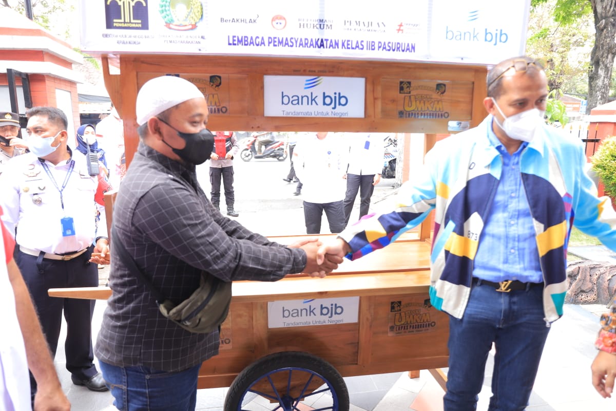 Penyerahan gerobak Bakso dari Wakil Mentri Hukum dan Ham