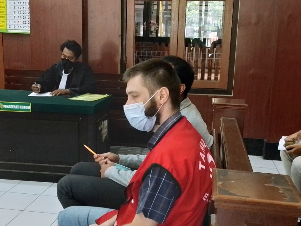 Tersangka saat sidang di Pangadilan Negeri Surabaya