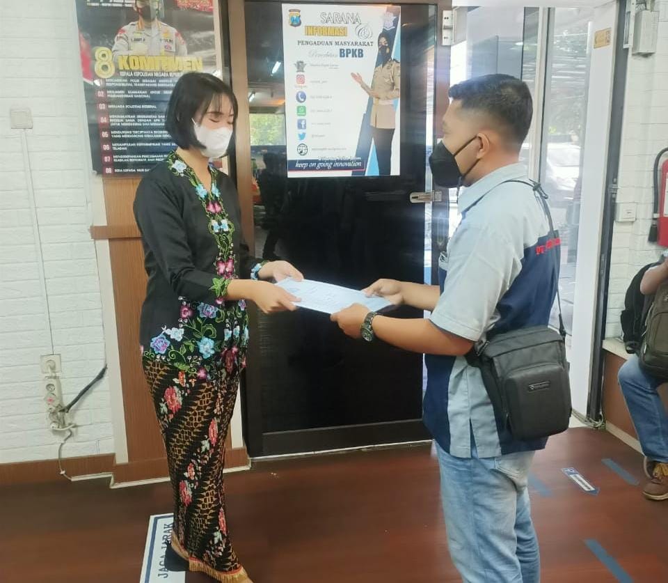 Polwan Polda Jatim pakai baju adat
