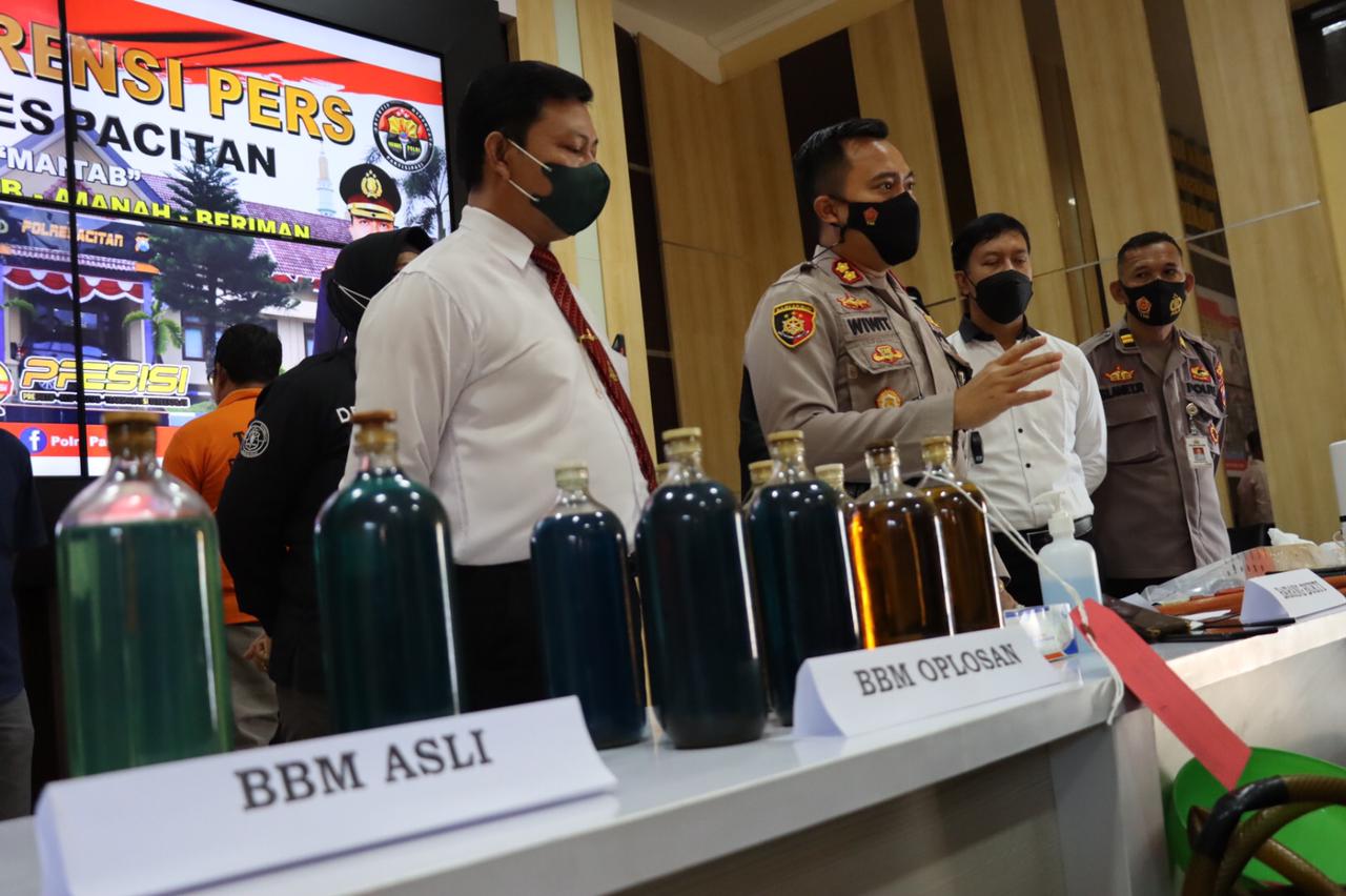 Kapolres Pacitan pamerkan pelaku pengoplos BBM