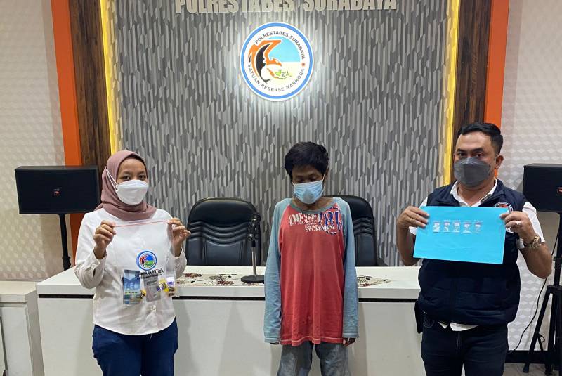 Penjual sabu diapit anggota Polrestabes Surabaya