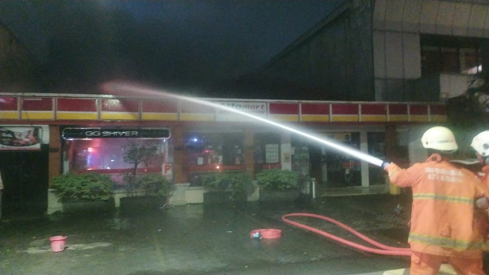 Proses pemadaman oleh PMK Surabaya