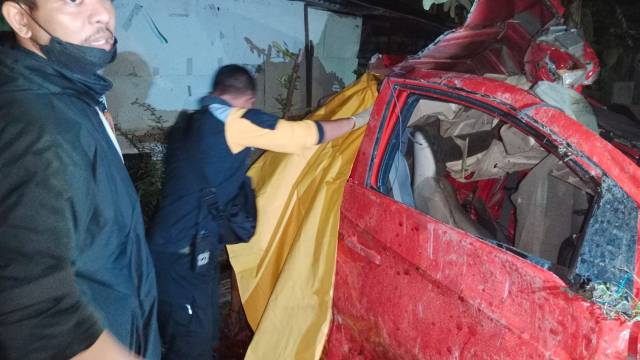 Honda Brio merah yang terseret kereta api