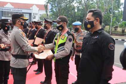 Kapolrestabes Surabaya menyerahkan penghargaan kepada Satpam yang membantu ungkap kasus