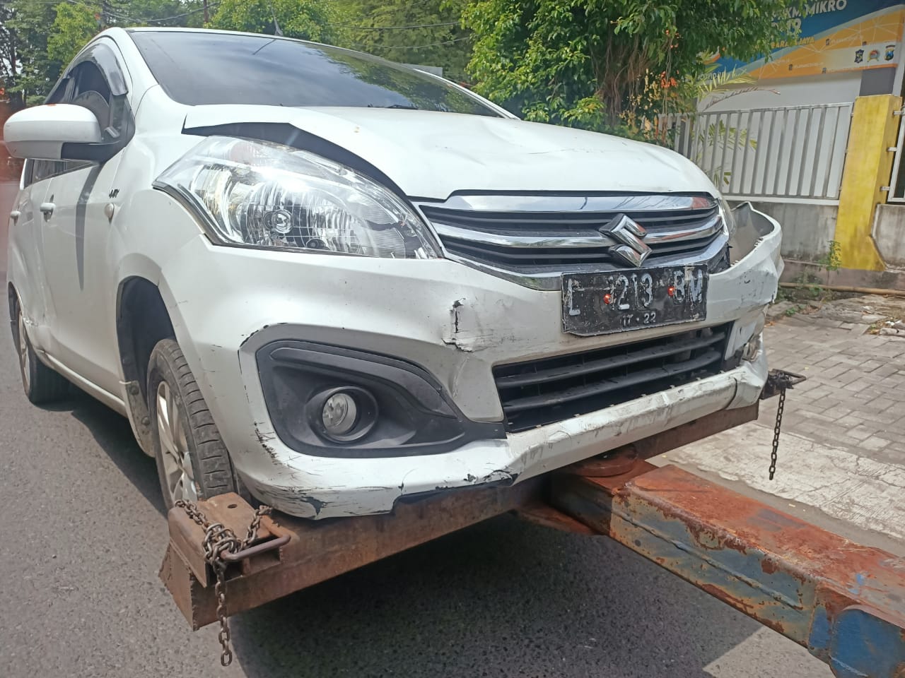Kendaraan Kanit Binmas Polsek Gubeng yang rusak parah