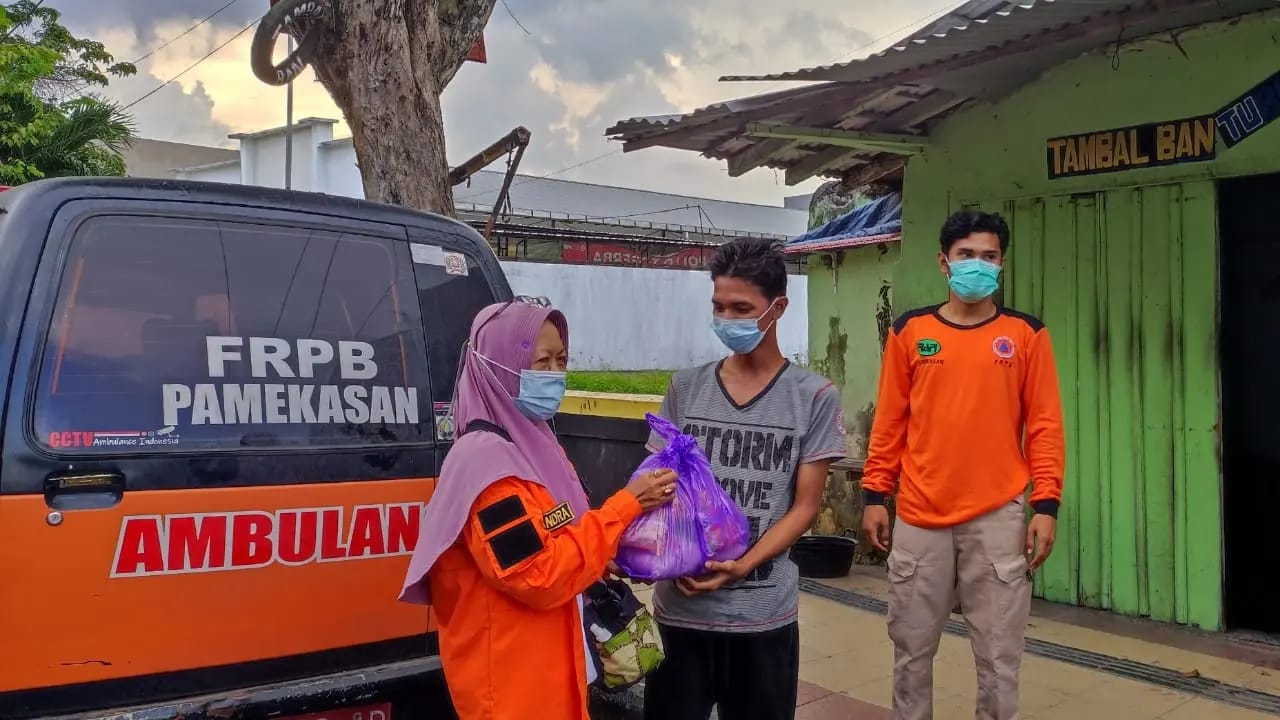 Forum Relawan Penanggulanan Bencana bagikan paket sembako