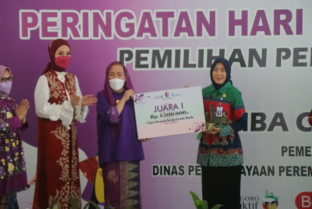 Bupati Bojonegoro berikan hadiah lomba busana