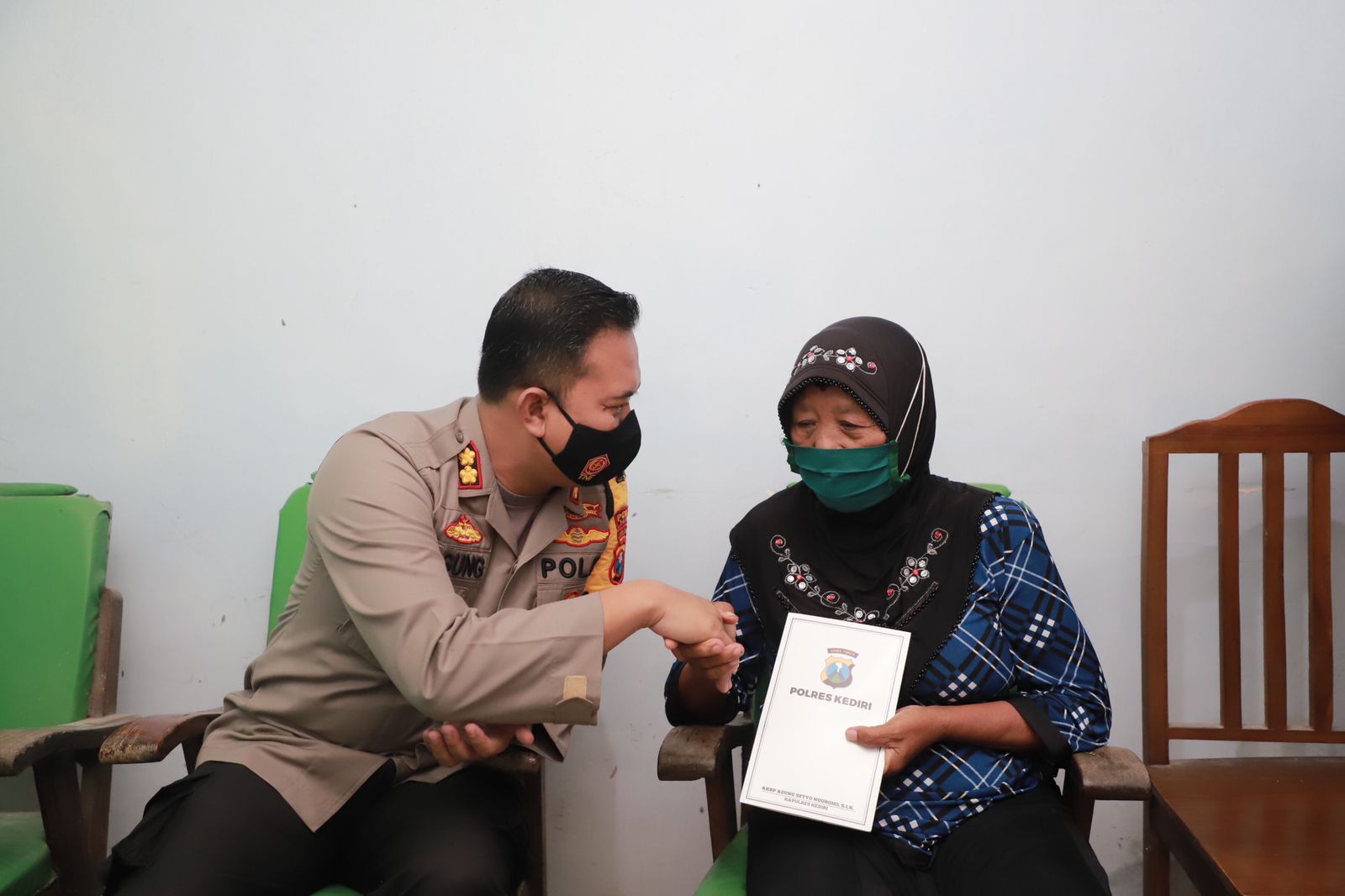 Mbah Poninten 66 Tahun dapat penghargaan dari Kapolres Kediri