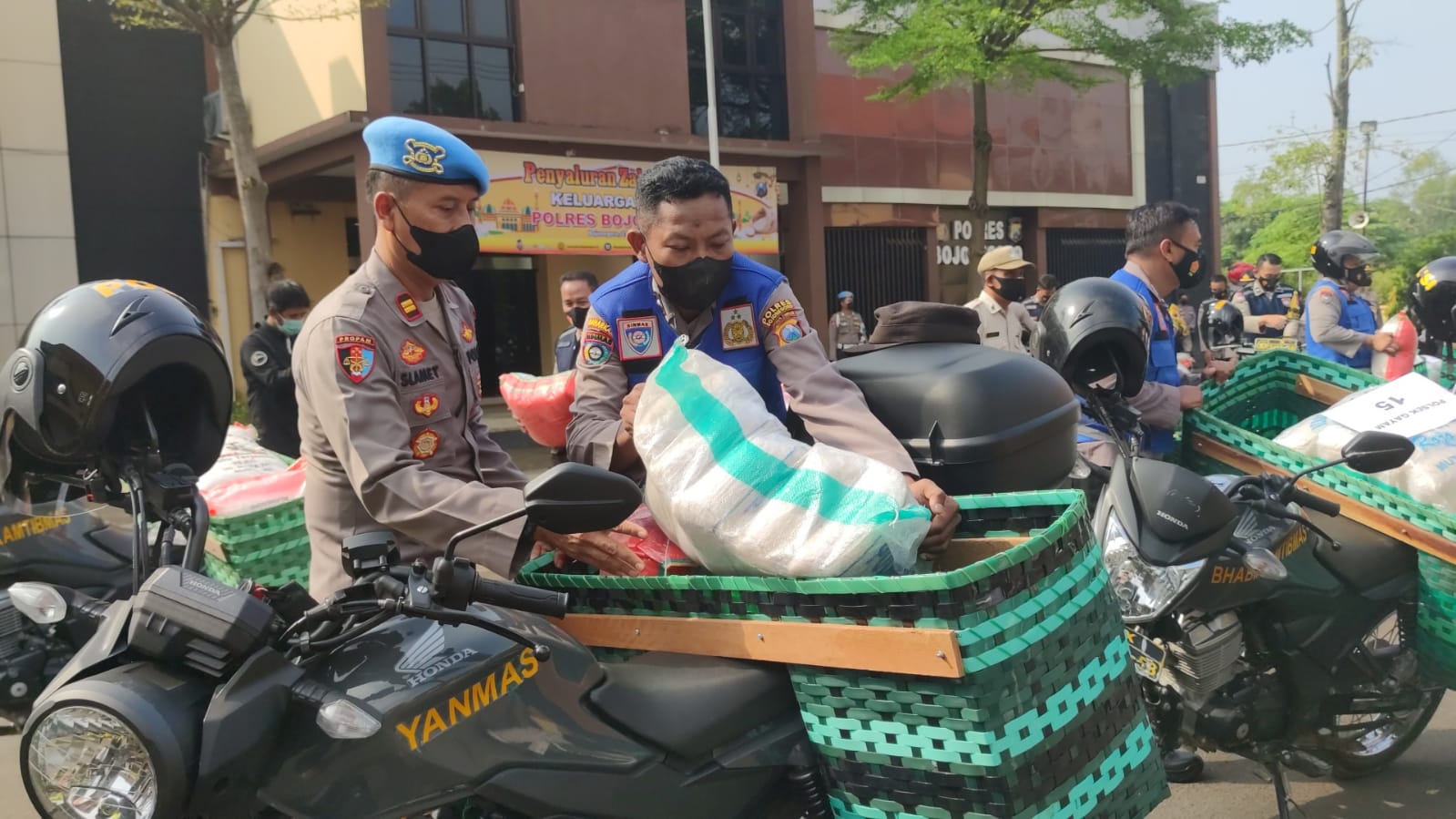 Polres Bojonegoro menyalurkan zakat fitrah berupah beras 3,2 ton