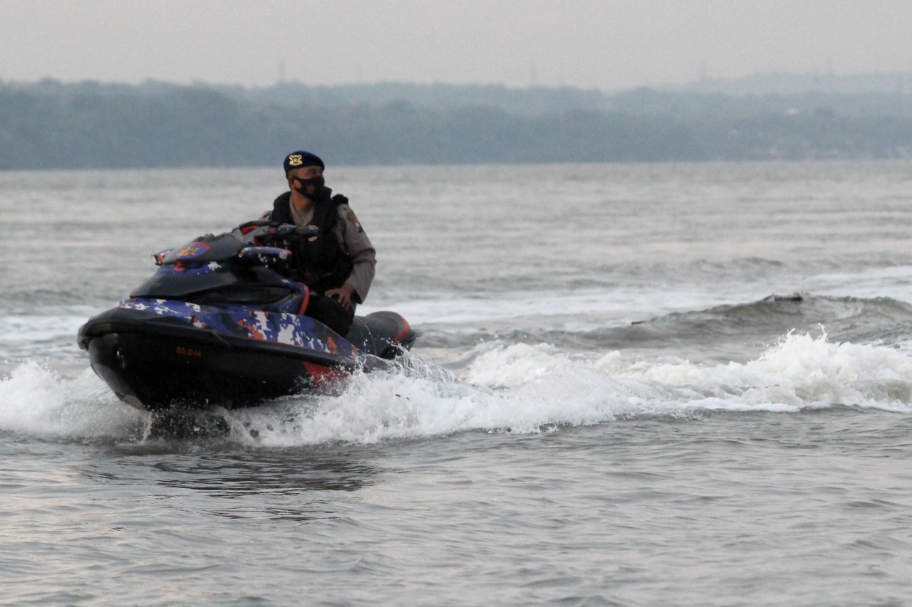 Petugas Ditpolairud Polda Jatim lakukan patroli dan himbauan kepada pemudik jasa transportasi laut