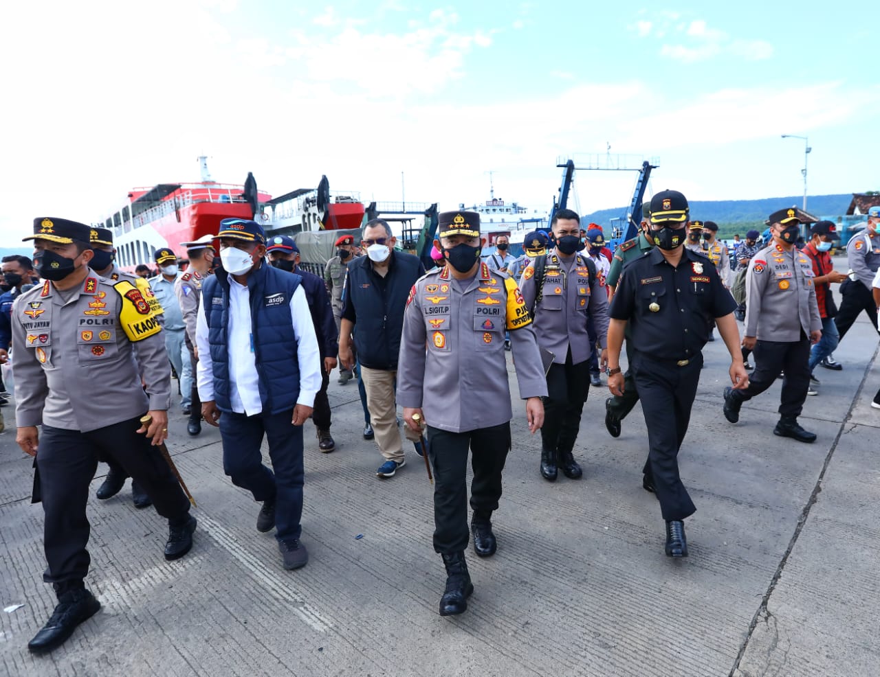 Kapolri Jendral Listiyo Sigit Prabowo, meninjau pelaksanaan mudik di Pelabuhan Gilamanuk Bali