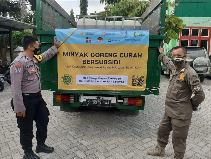 Forkopimda Kabupaten Bojonegoro bekerja sama dengan koperasi kareb mendatangkan minyak goreng