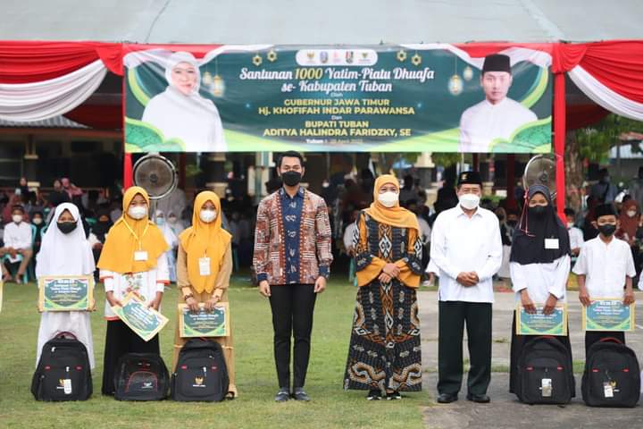 Gubernur Jatim bersama Bupati Tuban menyerahkan santunan kepada 1.000 anak yatim piatu