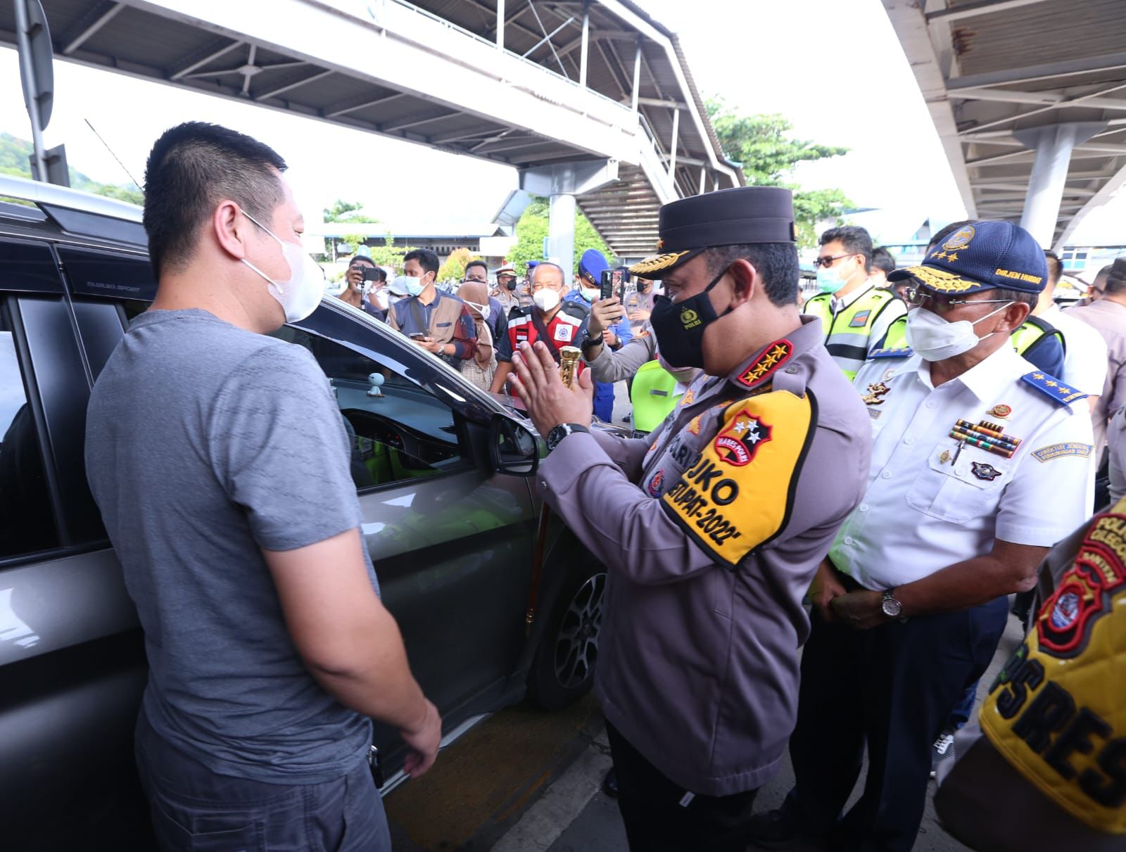 Kapolri Jendral Lestyo Sigit Prabowo meninjau arus mudik di Pelabuhan Merak Banten 
