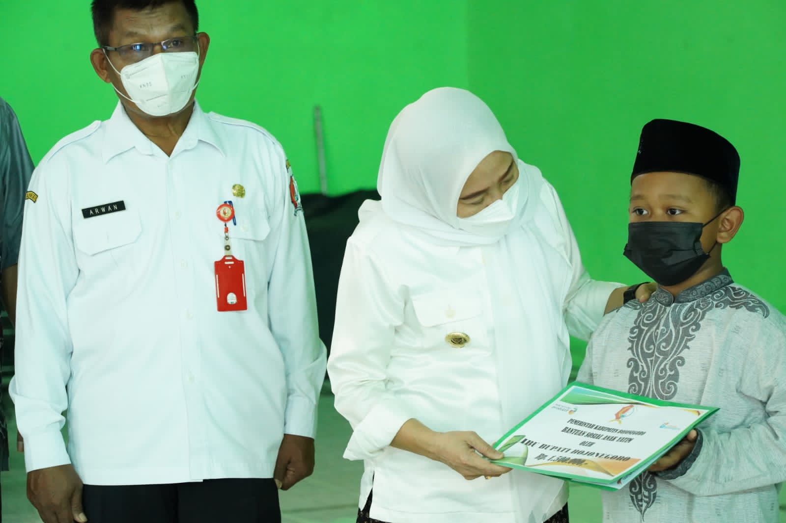Bupati Bojonegoro Anna Mu'awanah bagikan bakti sosial 