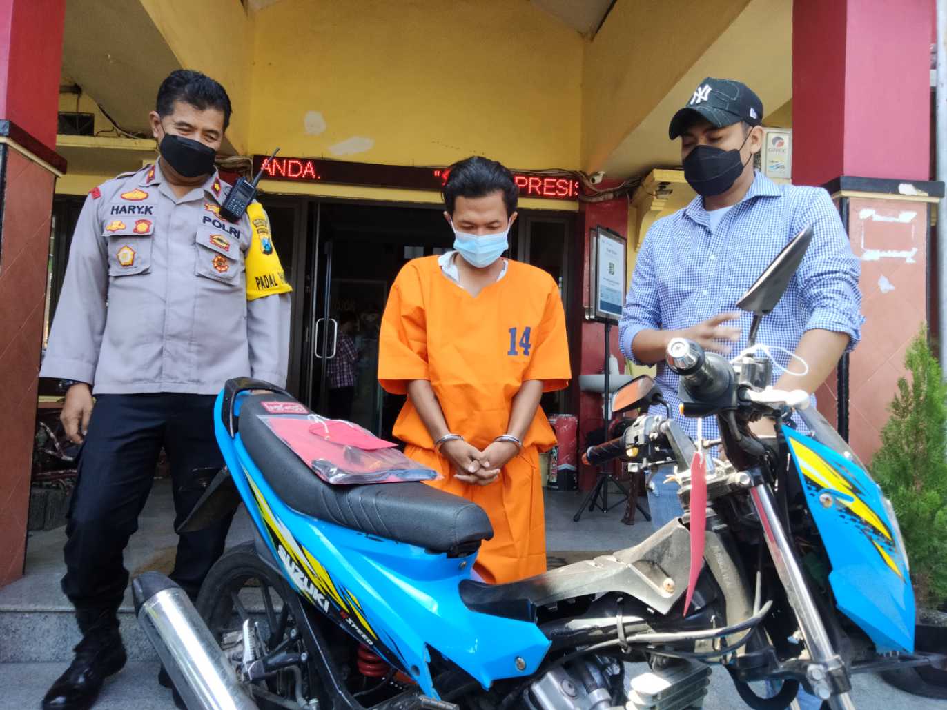 Pelaku jambret diapit Kapolsek dan Kanit Asemrowo Surabaya