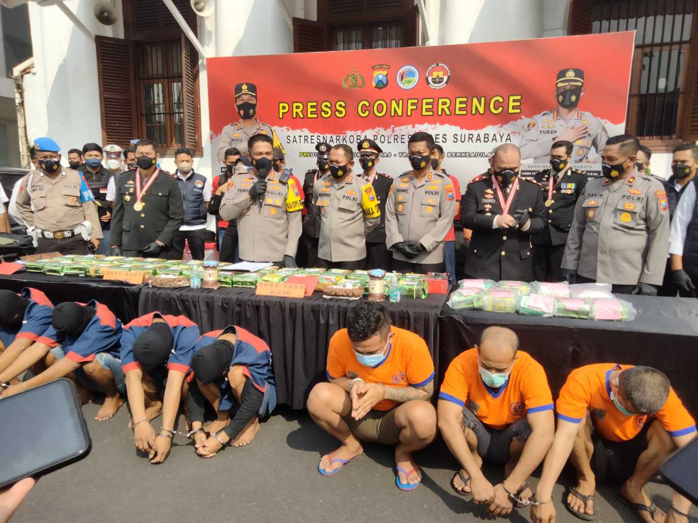 Kapolrestabes, Kasat Narkoba, Kapolsek Gubeng Surabaya pamerkan barang bukti 42,8 kilo sabu