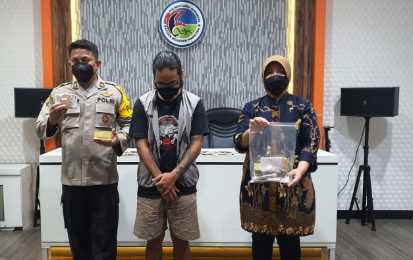 Pengedar ganja (Tengah) diapit anggota polisi