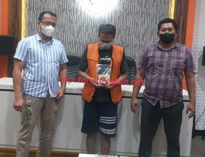 Tersangka sabu diapit anggota Polisi