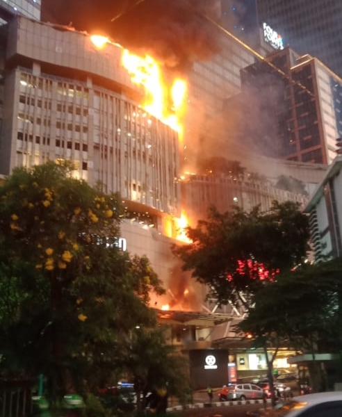 Lokasi yang terbakar di Tunjungan Plasa
