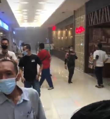 Pengunjung berhamburan mengarah keluar gedung