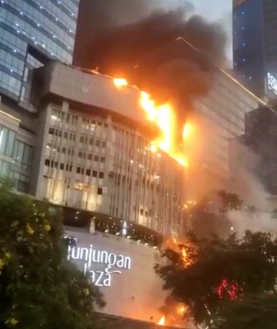 Tunjungan Plaza 5 yang terbakar