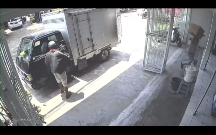 Pelaku pencurian terekam kamera CCTV