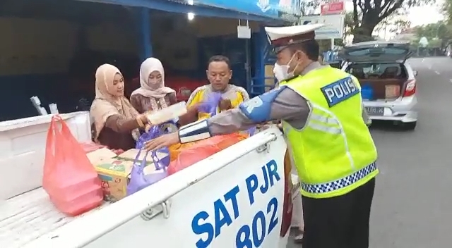 PJR Polda Jatim VIII Berbagi Takjil