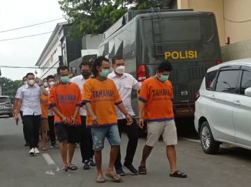 Belasan orang yang yang diamankan Polda Jatim terkait BBM