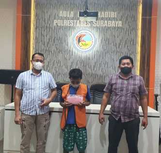Penjual sabu diapit petugas Polrestabes Surabaya