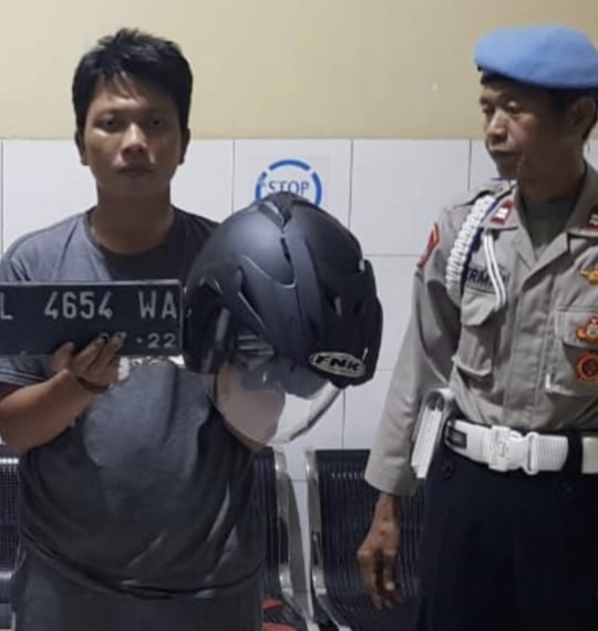 Pelaku penipuan didampingi anggota Polisi Gayungan