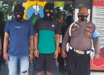 Dua maling motor didampingi petugas 