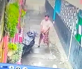 Pelaku pencuri motor yang terekam kamera CCTV