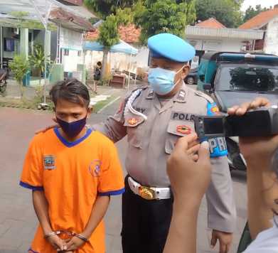 Pelaku Penjual Uang Palsu di Polsek Tambaksari 