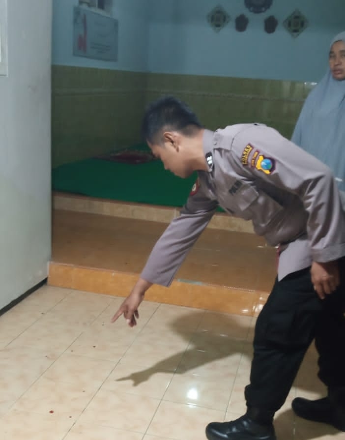 Petugas menunjukkan lokasi kejadian
