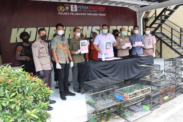 Kapolres Tanjung Perak Pamerkan Pelaku dan dan Barang Bukti.