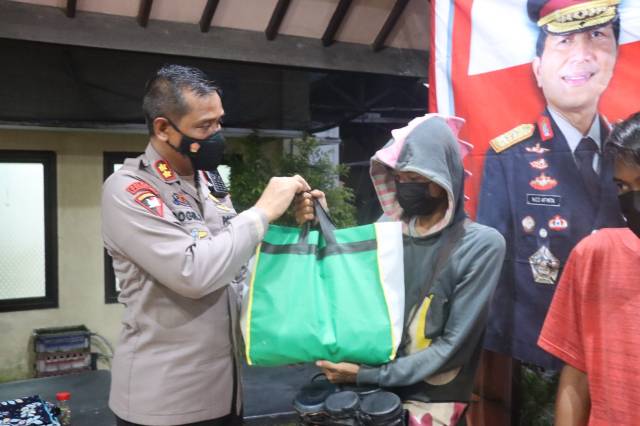 bingkisan sembako dari Kapolres Pamekasan untuk pengamen