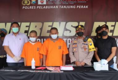 Kasat Reskrim Polres Tanjung Perak dan Kapolsek Asemrowo Pamerkan dua pelaku