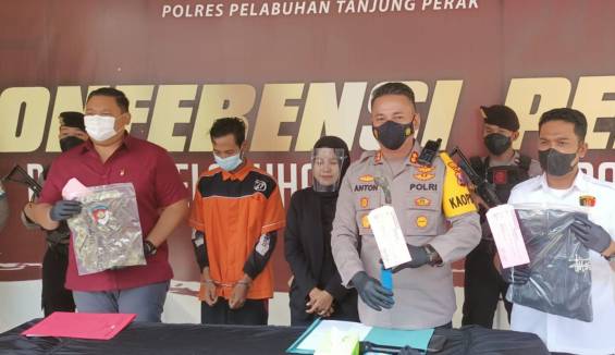 Pelaku dipamerkan Kapolres dan Kasat Tanjung Perak Surabaya