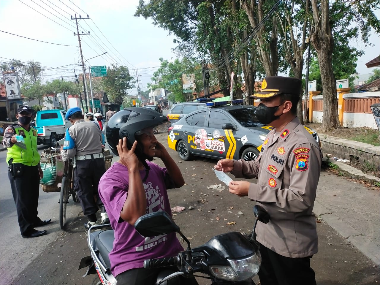 Caption : Kapolsek Krian Berikan sosialisasi Masker guna wujudkan Kamtibmas.